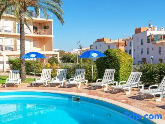 BnB Homes Apartment with cozy Terrace & Swimming pool near the heart city