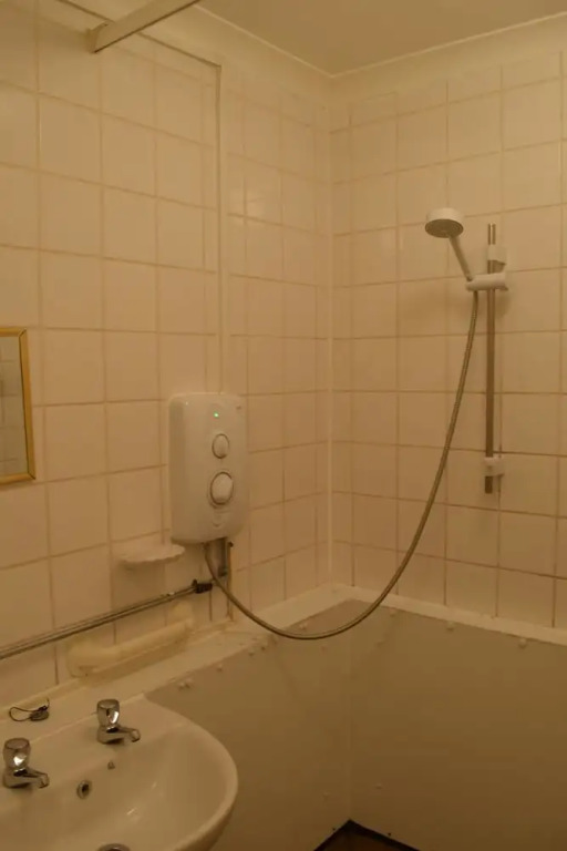 Spacious 2 Bedroom House in Bow