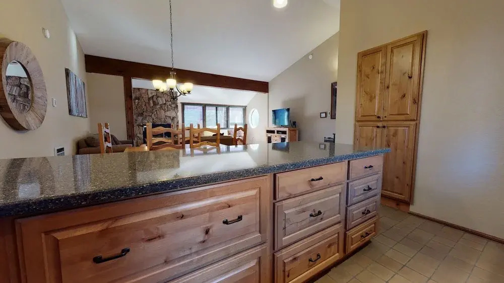 Helios North 6 Spacious and Bright, Pet-Friendly, Walk to The Village Gondola by RedAwning