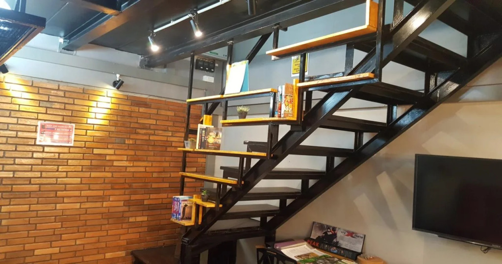 Roof And Room Hostel
