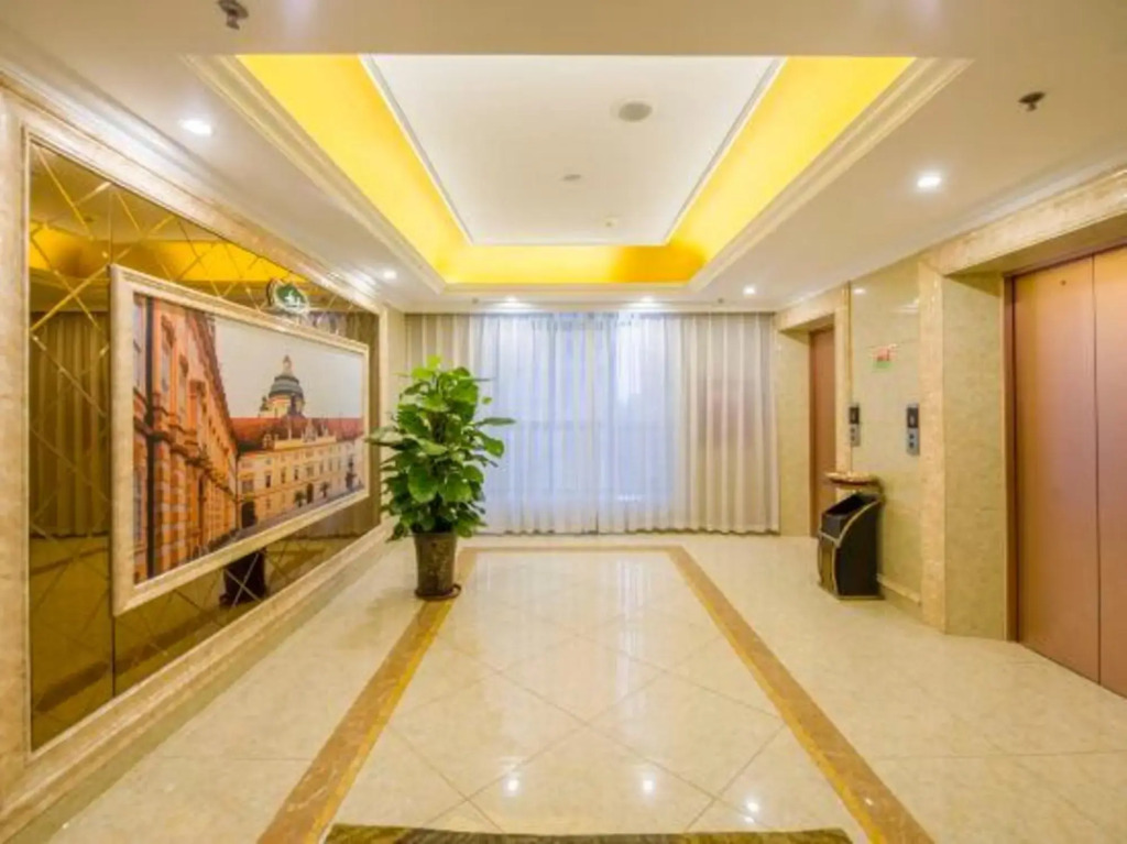 Vienna Hotel (Chongzhou High Speed Railway Station)