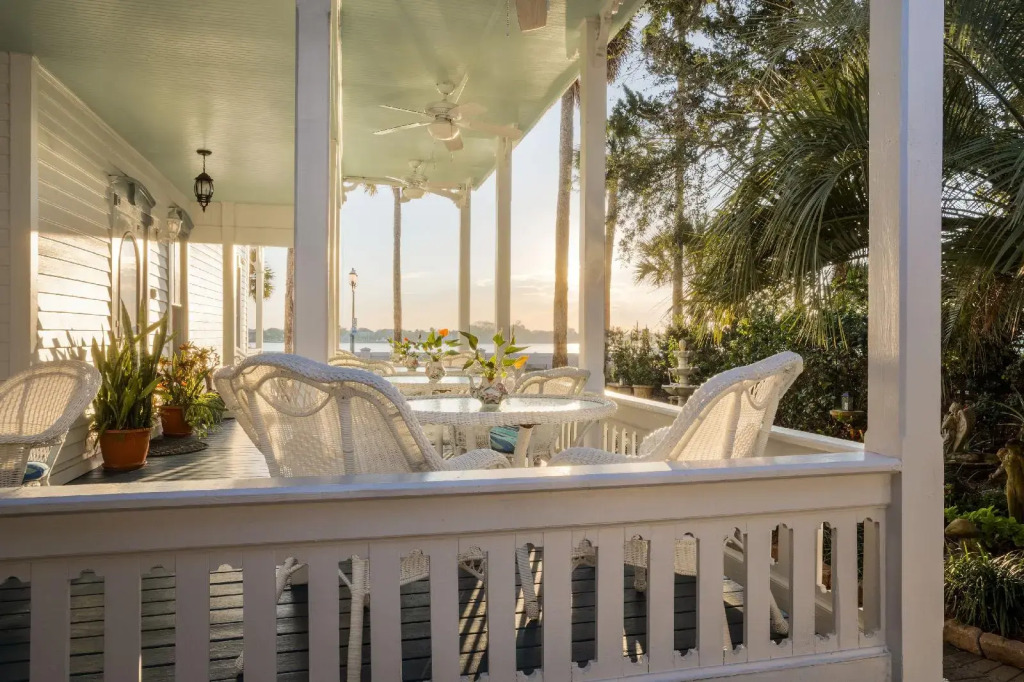 Bayfront Westcott House Bed & Breakfast