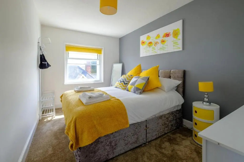 Bright Executive Apartment with Views of Solent