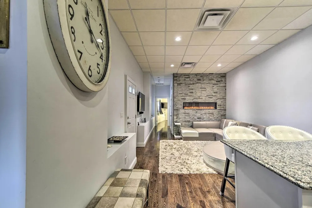 Pet-friendly Apartment, 6 Miles to Downtown