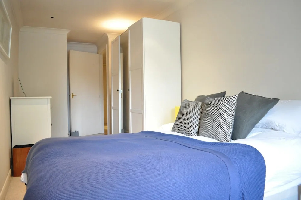 Bright 2 Bedroom Apartment With Balcony