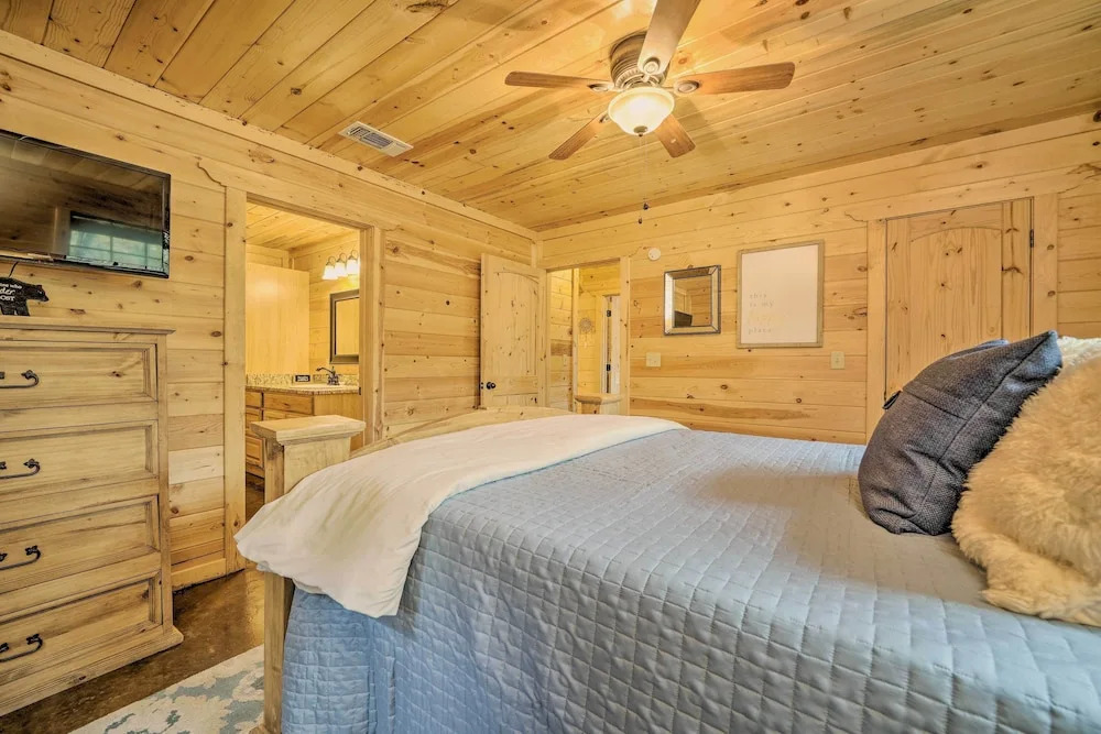 4 Mi to Beavers Bend: Cabin w/ Hot Tub & Games