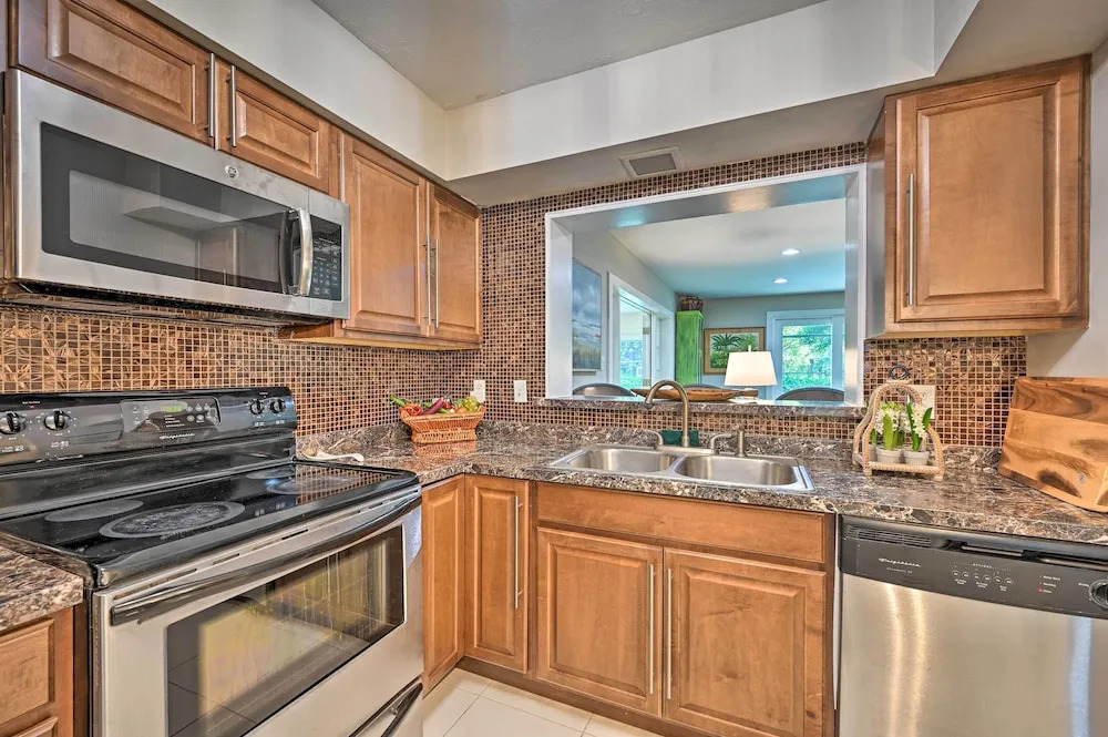 Huge Lutz Family Retreat w/ Game Room & Pool!