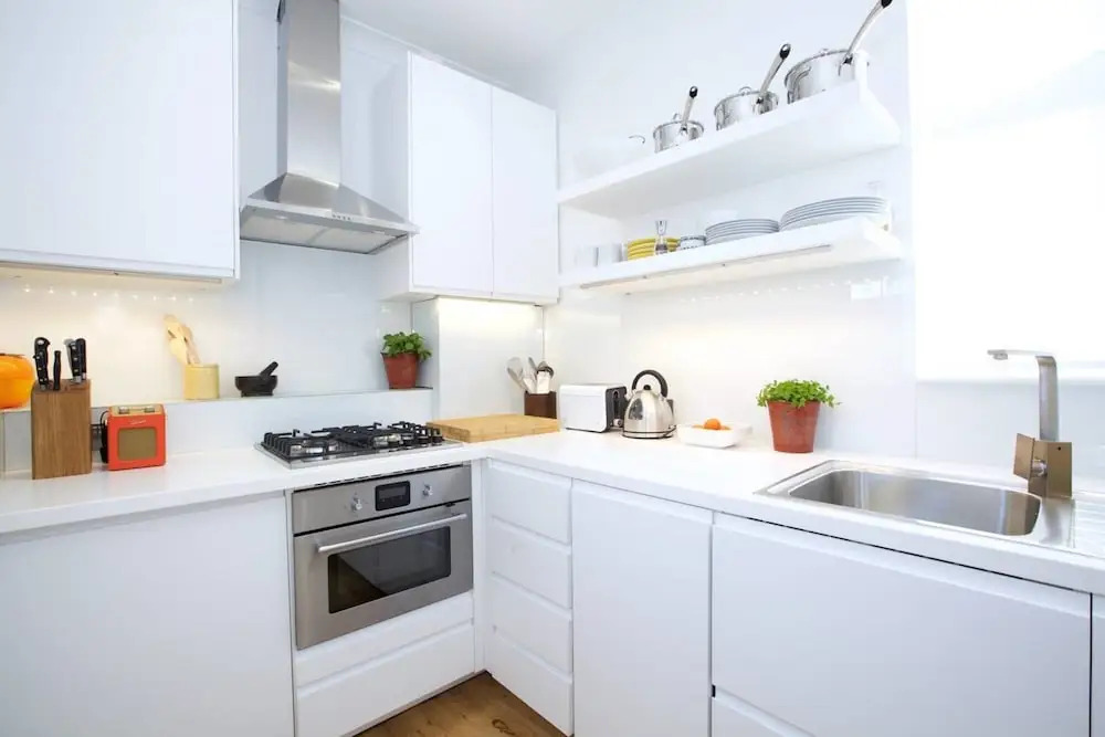 English Retro 2BR Apt, Moments From Battersea Park