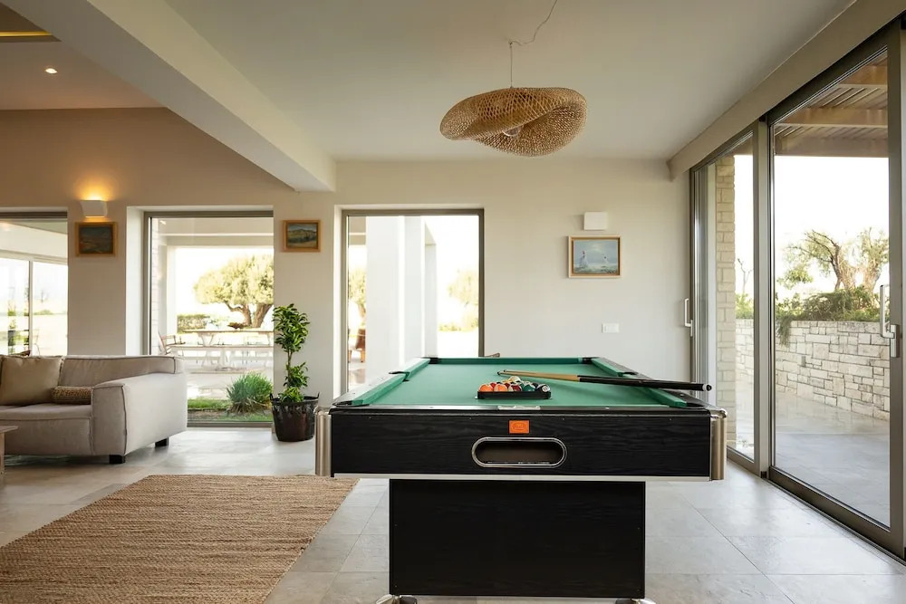 Villa - Sleeps 10 - Pool - Parking - Pool Table