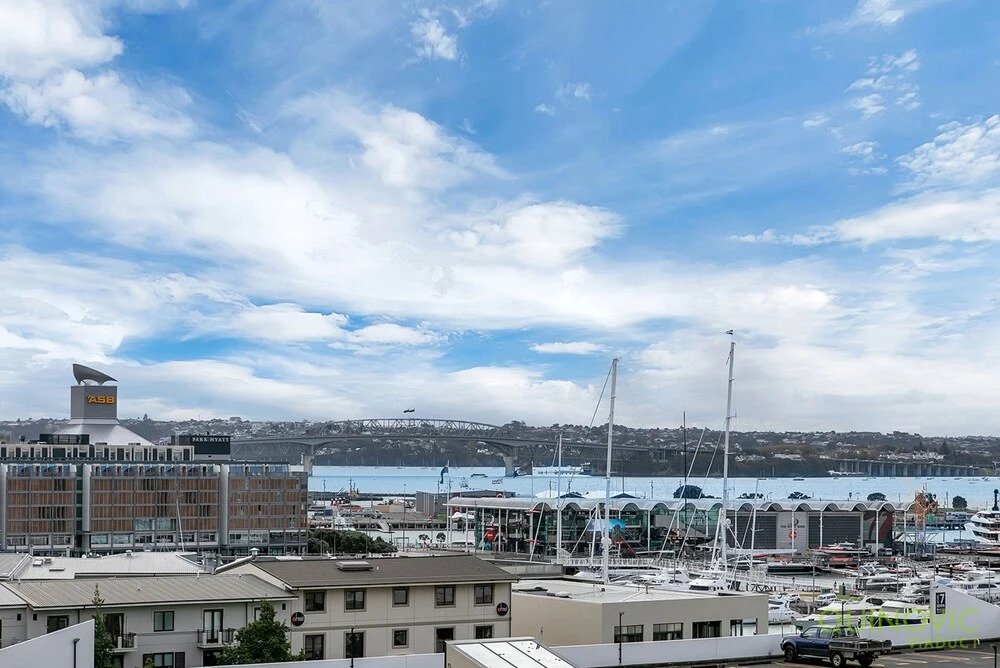 QV Sunny New Apt with Balcony -976