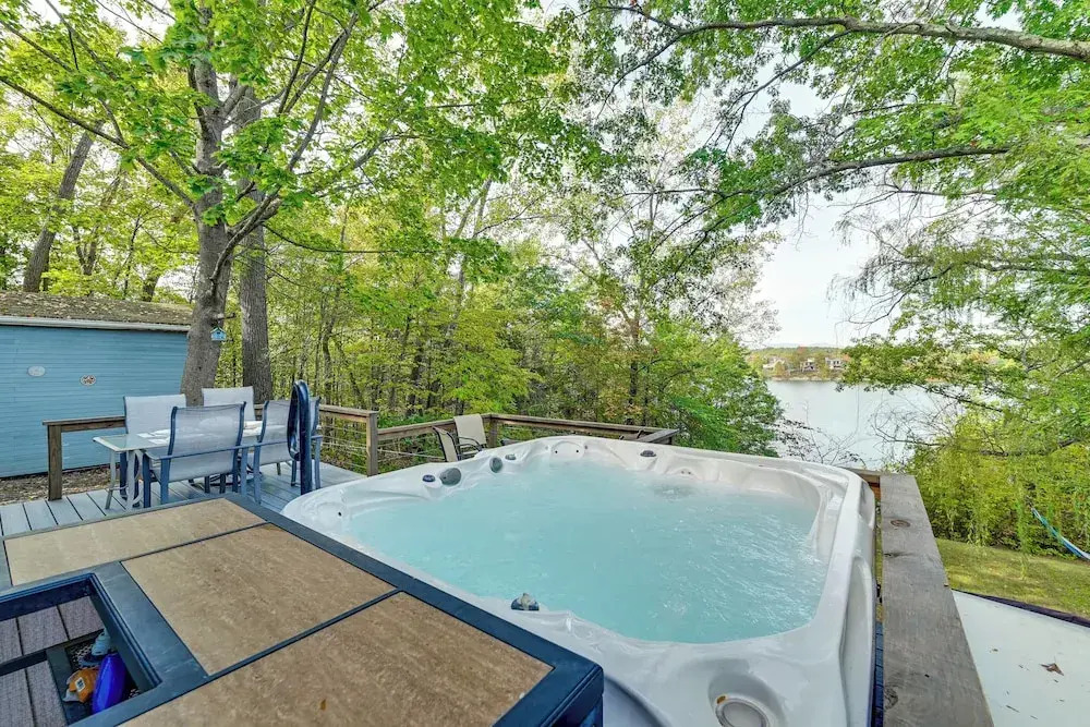 Hot Tub: Secluded Hideaway on Sleepy Hollow Lake