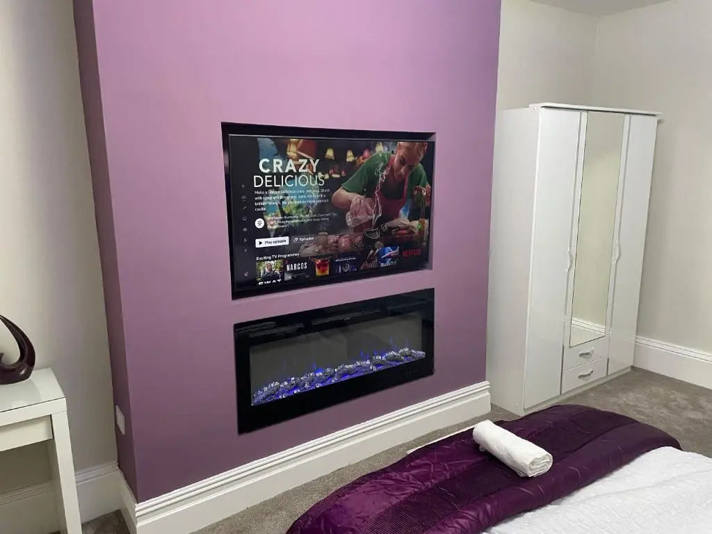 1 Bed Flat - Sleeps 2 - Hot Tub - Parking - Wifi