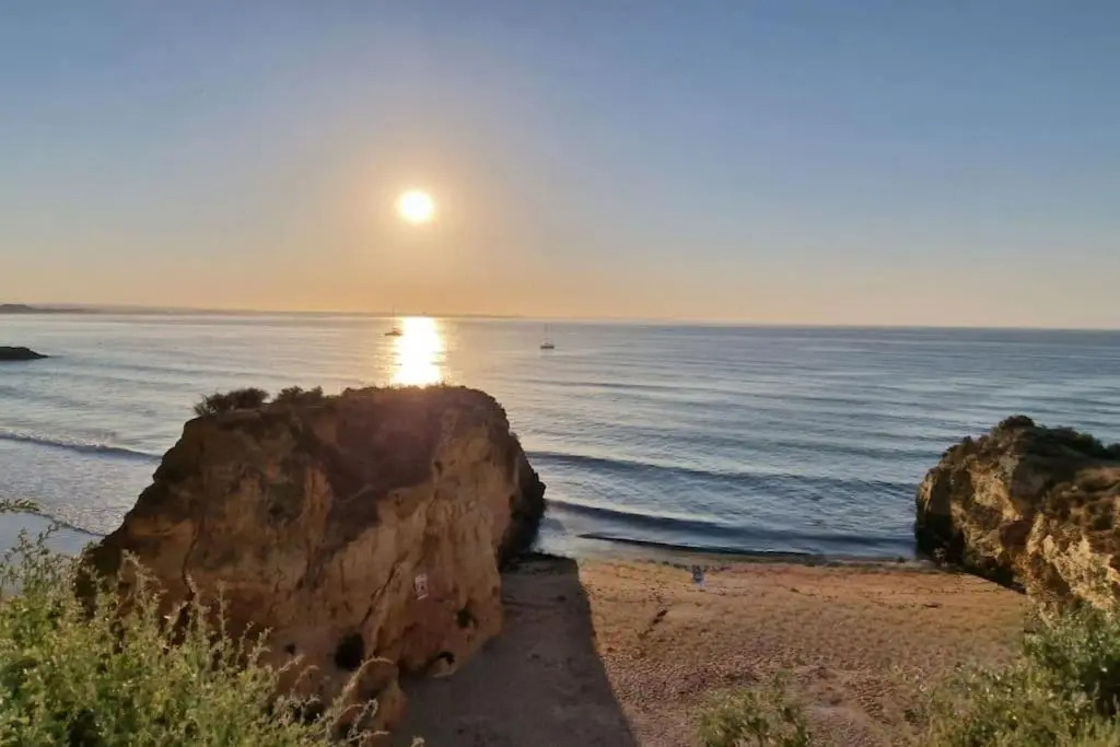 Spacious 3 bedroom apartment with seaview