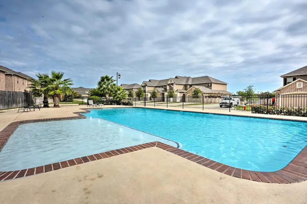 College Station Townhouse w/ Private Patio