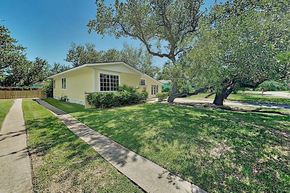 Charming Seaside W/ 2 Living Areas & Patio 3 Bedroom Home