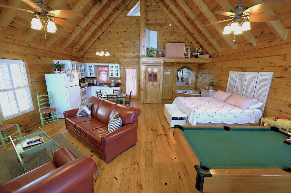 Adorable Shut'er Inn 1 Bedroom Cabin