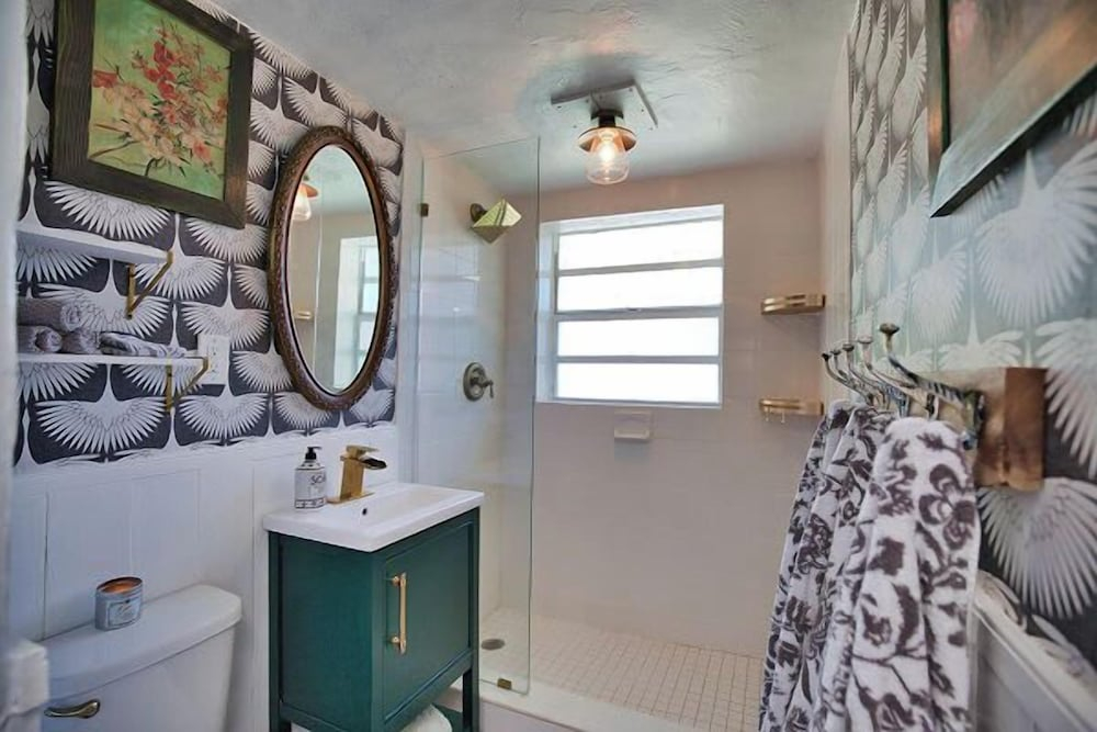 Pet Friendly Firepit Minutes to Beach Sleeps 6