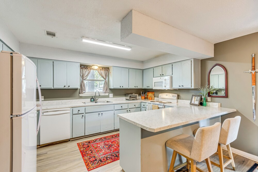 Cottage Vibes in Shalimar! Pet-friendly Townhome