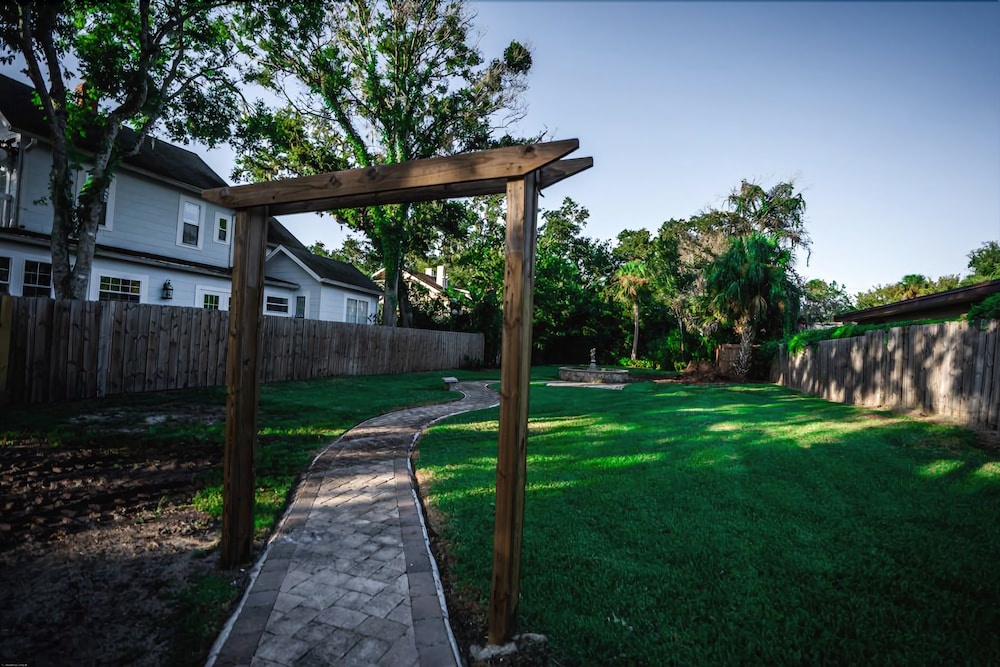 Live Oaks Inn