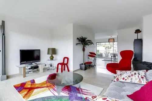 Wonderful fully renovated 2BR on the last floor.