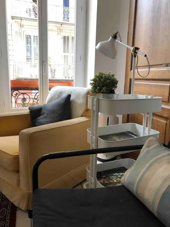 Lovely large familial apartment in central Nice, ten minutes walk to the beach!