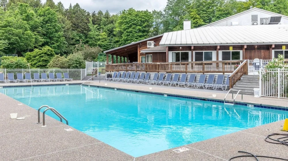 Bridges Circle 2 Bedroom Condo by RedAwning