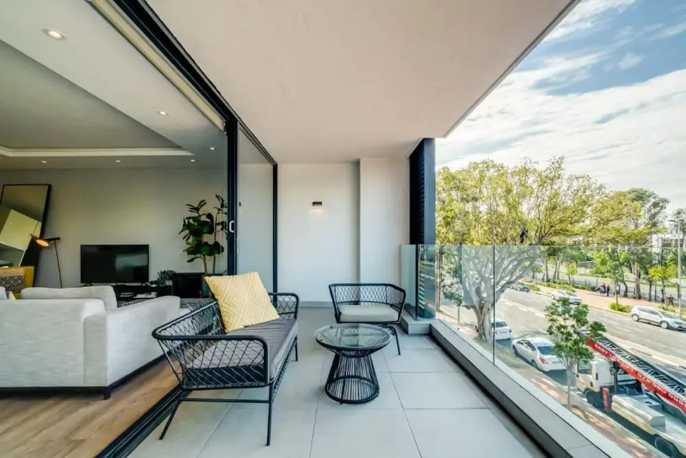 Urban Chic Apartment Close to Waterfront Warwick