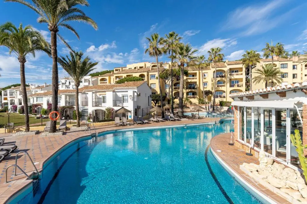 Beach House with Direct Access To Calahonda Beach And Open Sea Views Cs183