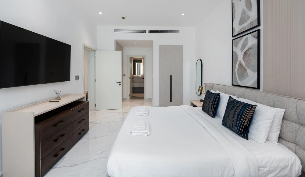 Modish Palm 3BR w Private Balcony Beach Access