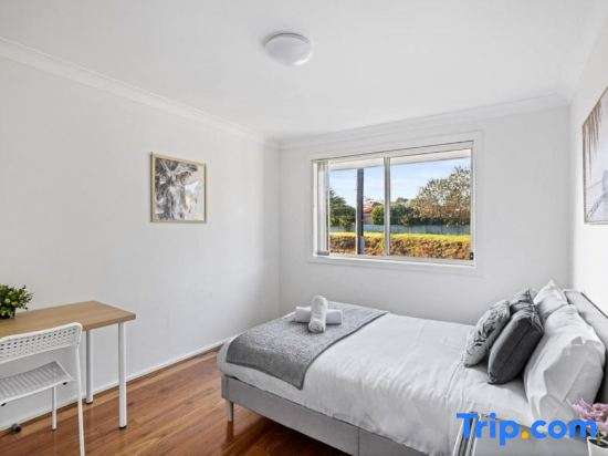 Relaxing Rooms   Walking Distance to Shops & Transport