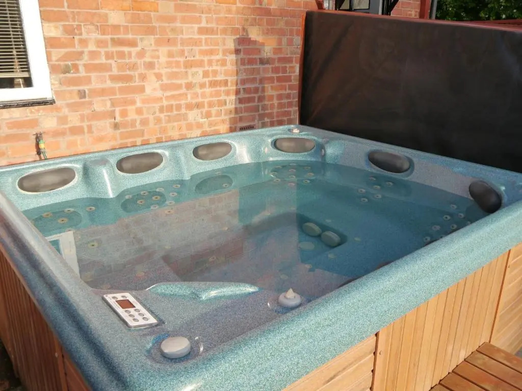 The Shakespeare Lodge - Sleeps up to 12 - 2 HOT TUBS