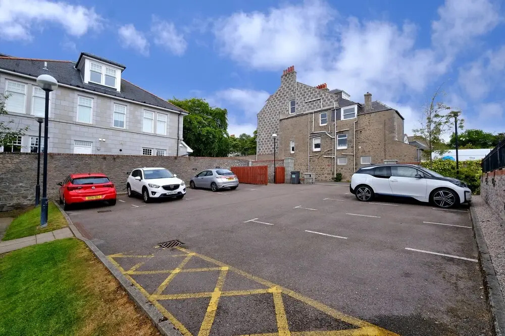 Sensational Aberdeen Home With Furnished Balcony