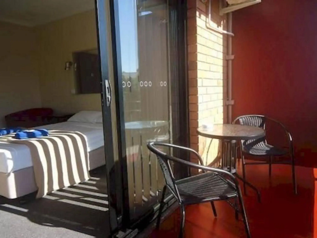 Kingsford Riverside Inn