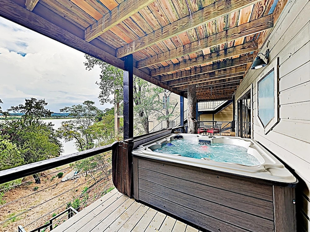 New Listing! Stunning Lakefront W/ Hot Tub & Cove 4 Bedroom Home