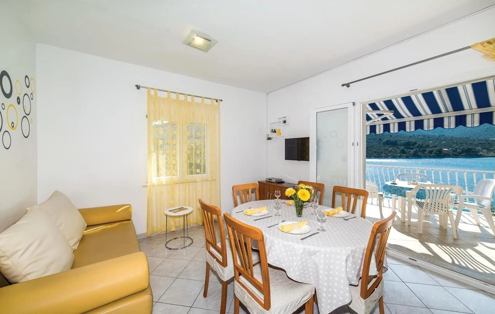 Beautiful Home in Vinisce With Wifi and 2 Bedrooms