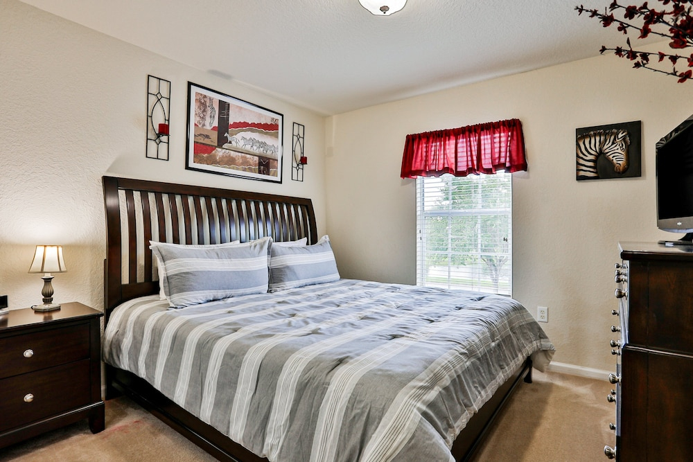 Delightful Lakefront Townhome With Pool, Volleyball, Fast Wifi & AC