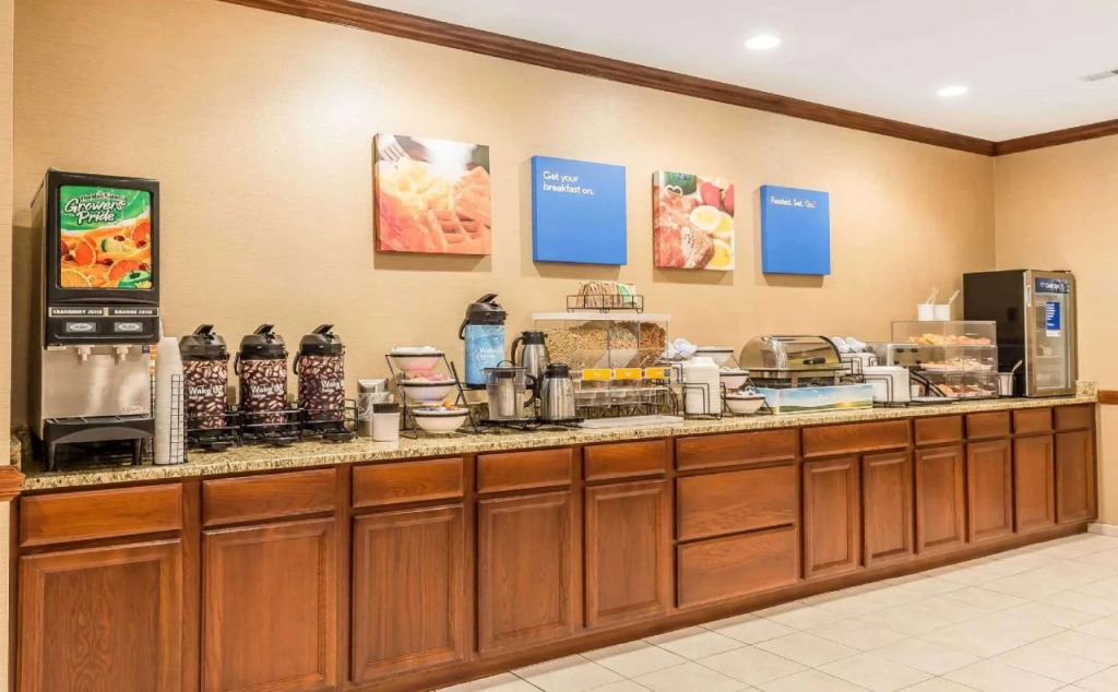 Comfort Inn & Suites East Moline near I-80