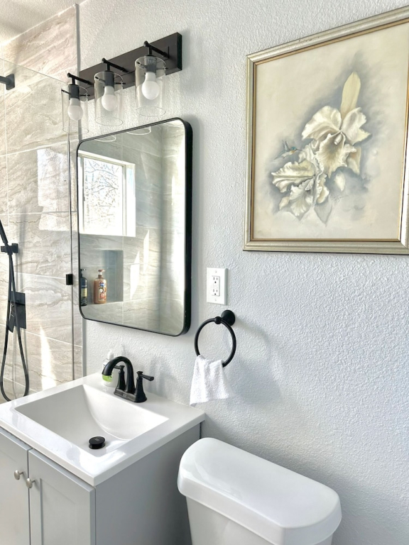 Vintage Vibes Modern Comfort 2BR for 6 Guests