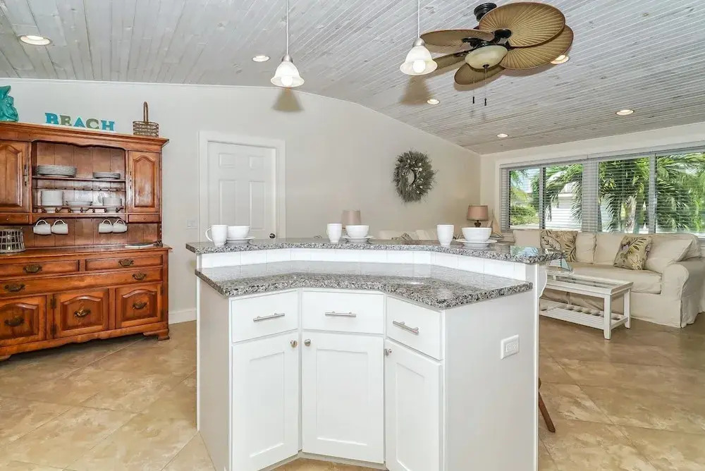 Ebb Tide 3 Bedroom Home by RedAwning