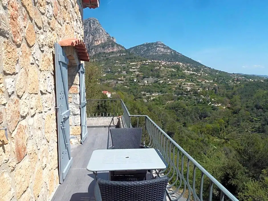 Au Pied des Baous