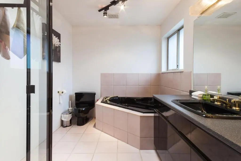 Convenient to Attractions & Close To Airport