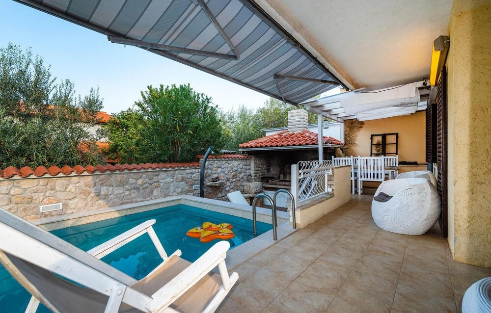 Awesome Apartment in Zdrelac With 3 Bedrooms, Wifi and Outdoor Swimming Pool