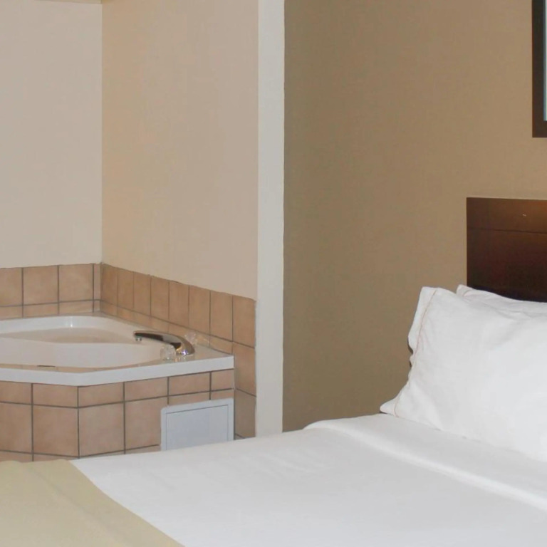 Holiday Inn Express & Suites Plainview by IHG