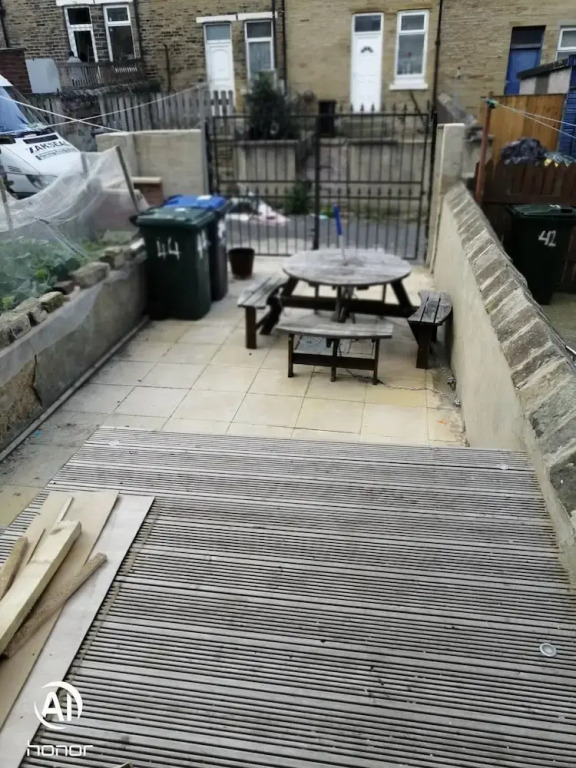 Room-charming Bradford Room to Rent With
