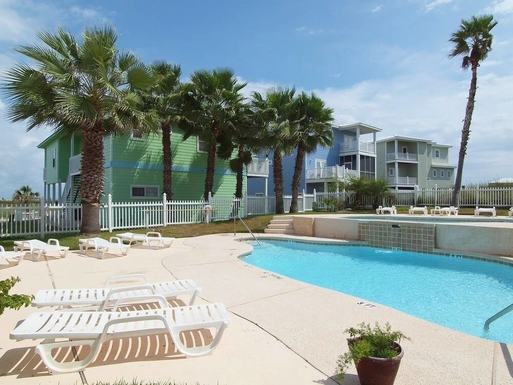 Great Home Located In A Wonderful Community In Royal Sands 5 Bedroom Home