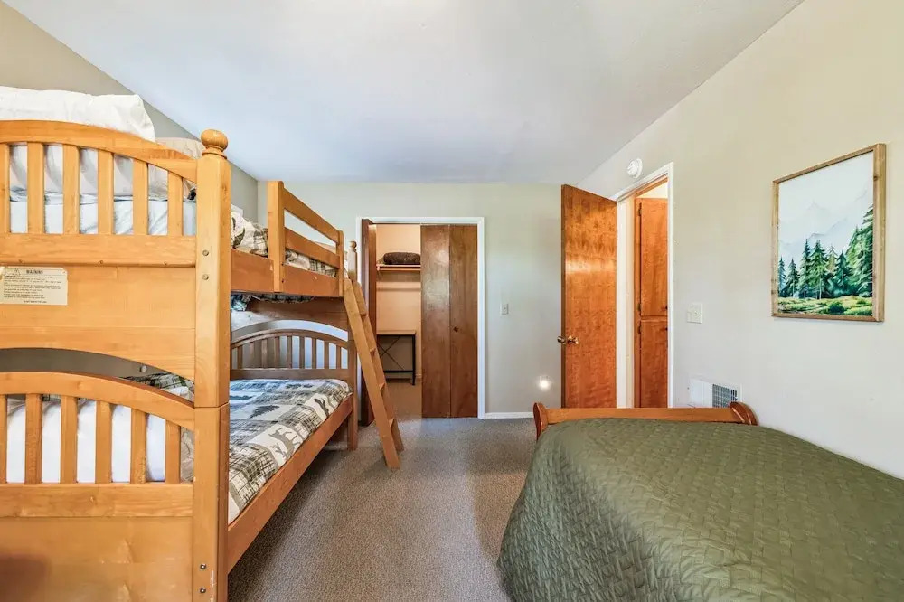Whispering Pines Retreat 5 Bedroom Home by Yosemite Region Resorts