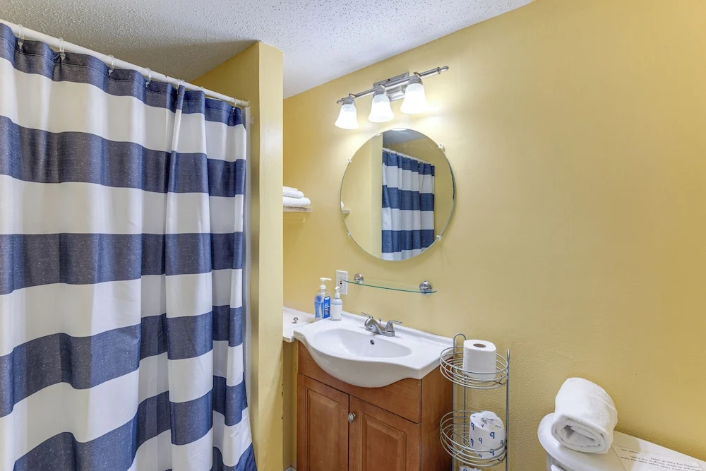 Walk to Public Beach Access! Breezy Hampton Condo