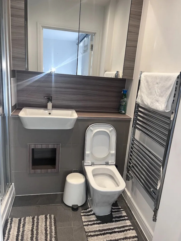 Lovely 1-bedroom With Private Balcony Near Barking