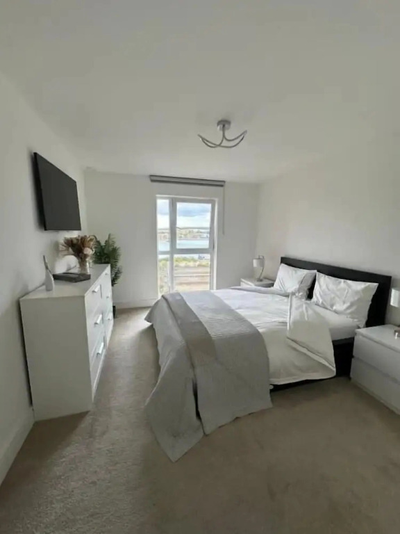2 bed 2 Bath Waterfront Luxury Apartment