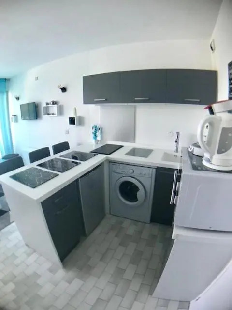 AS9578 - Studio cabine vue port avec parking privé